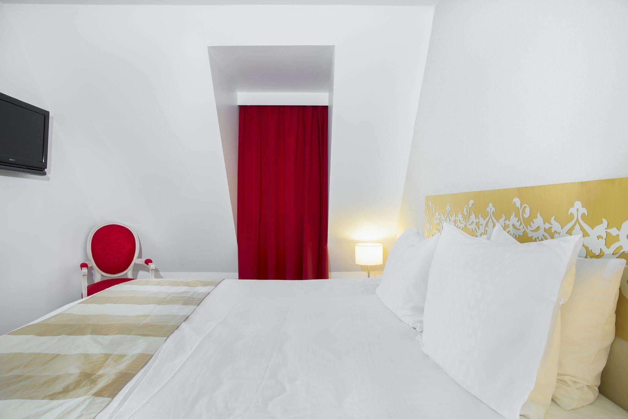 Karma Manoir Des Deux Amants Aparthotel Connelles Exterior photo