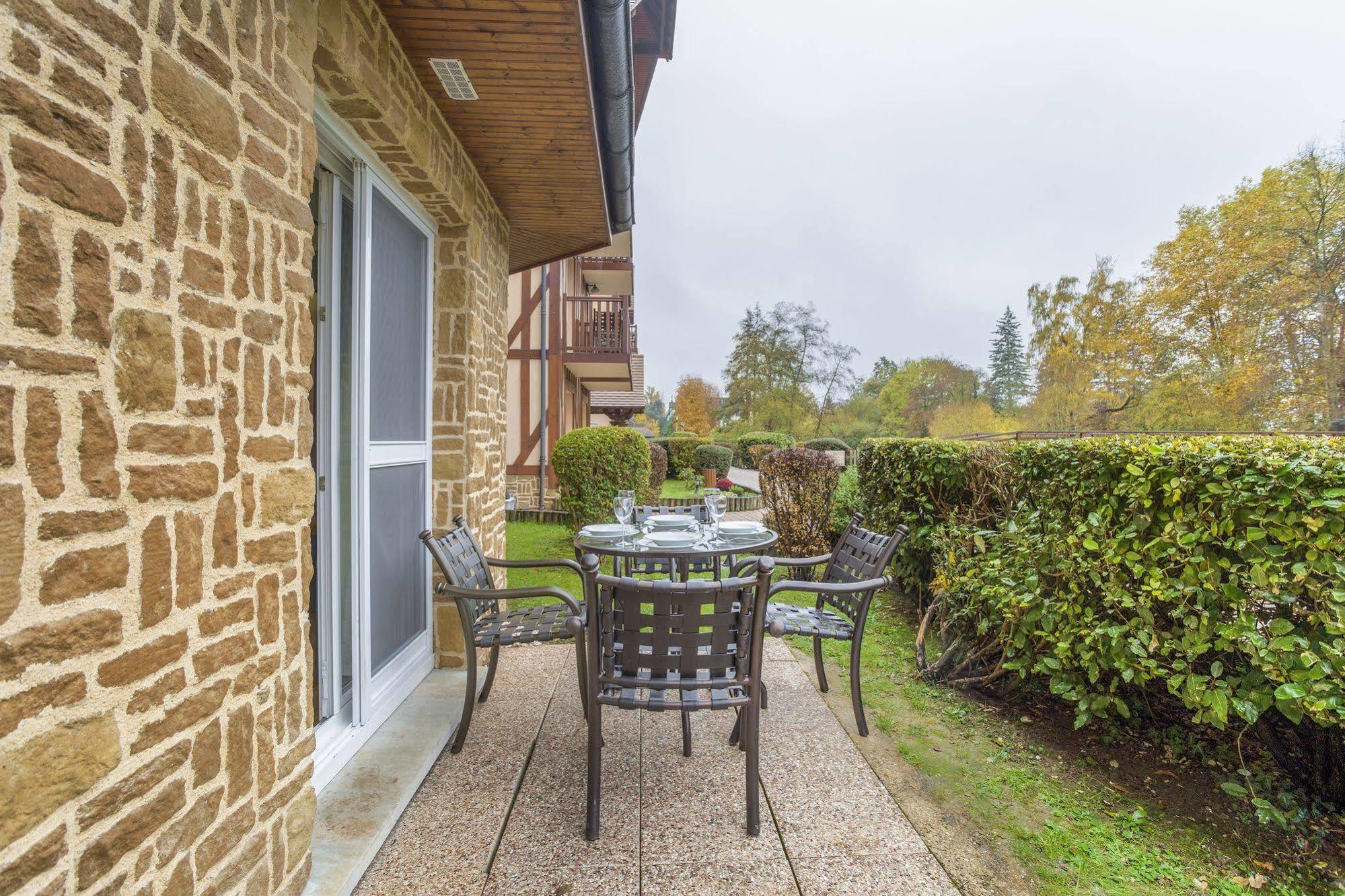 Karma Manoir Des Deux Amants Aparthotel Connelles Exterior photo
